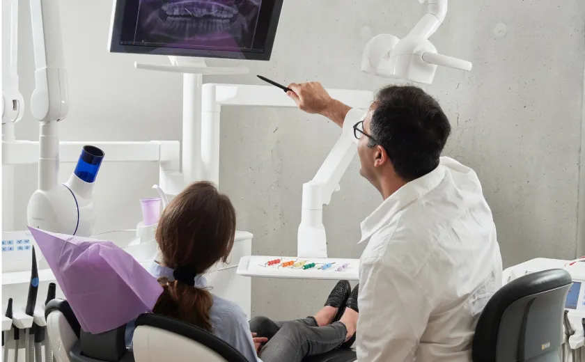 歯科医師による治療説明中の写真