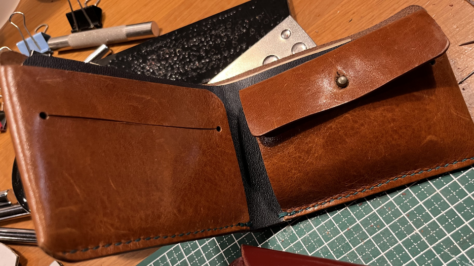 二つ折り財布の開けたところの写真