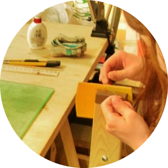 道具を使って作業をしている様子の写真