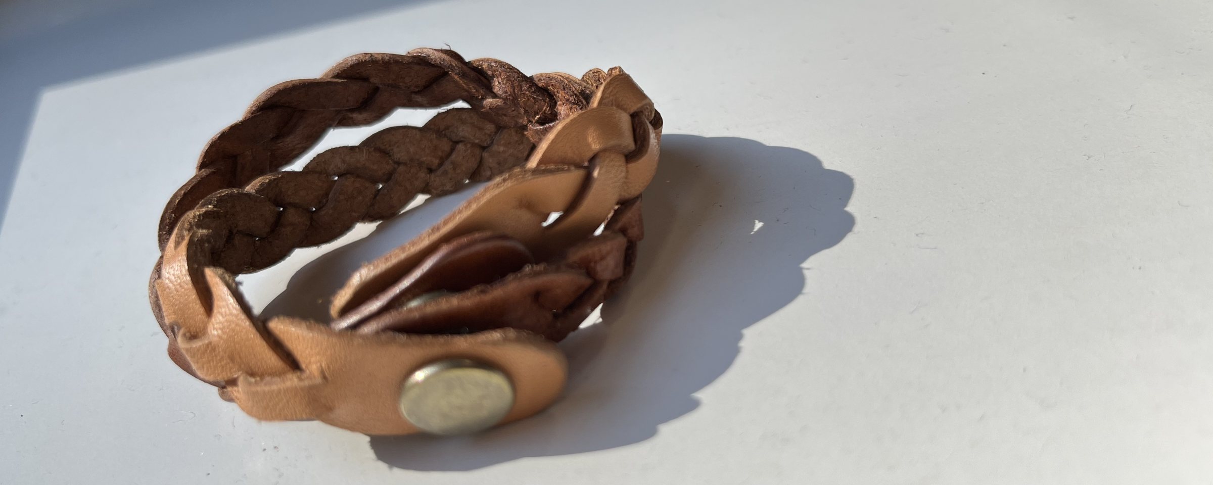 クロス編みの革ブレスレットの写真