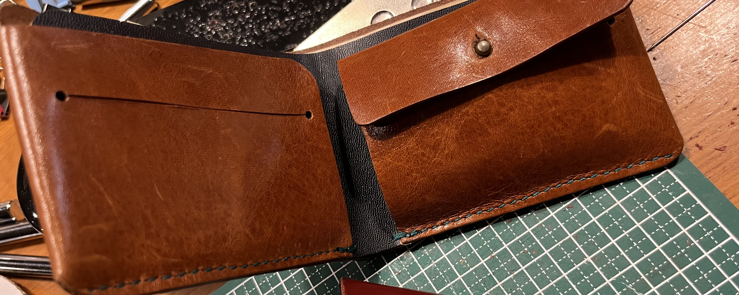 二つ折り革財布の開けたところの写真