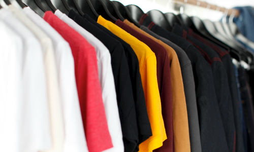 ハンガーにかかった服がたくさん並んでいる写真