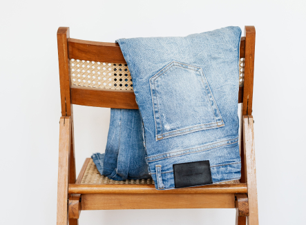 水色のデニムが椅子に掛かっている写真