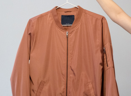 オレンジ色のMA-1タイプのジャケットの写真